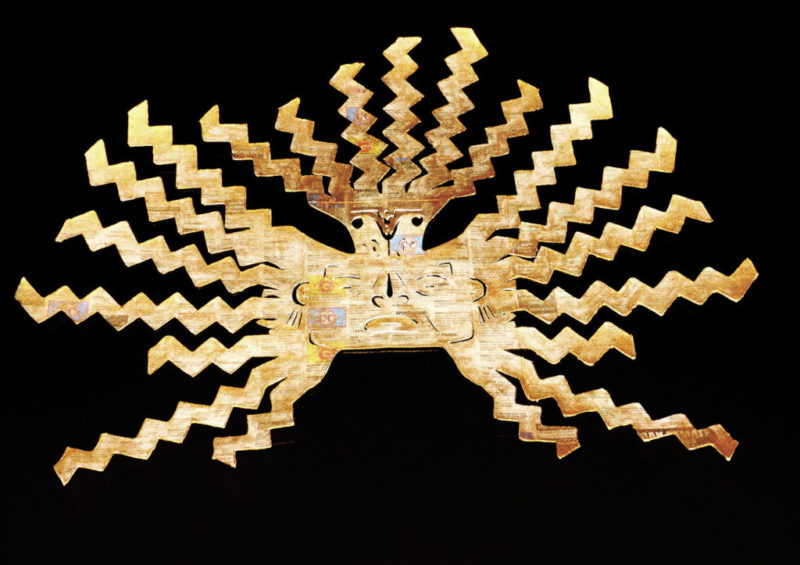 LA REFRACCIÓN DEL ORO 2018 | Cartón paja, periódicos clasificados, acuarela dorada, vidrio reflectivo 
Medidas: 50 x 75 cm