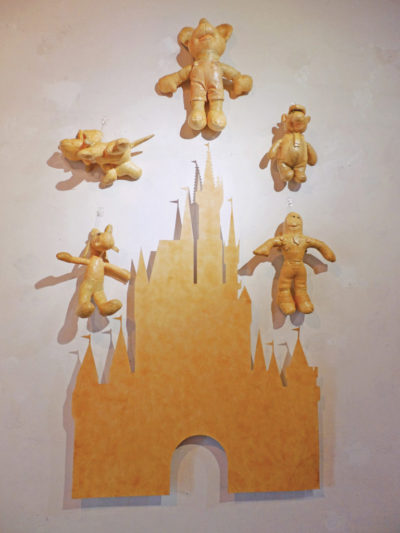 THE YELLOW KID 2014 | Peluches populares, cartón paja, pintura textil, cemento de contacto Dimensiones variables